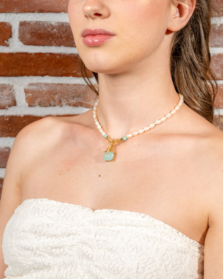 Pearl Pop – Collana con perle, chiusura e mini bag turchese